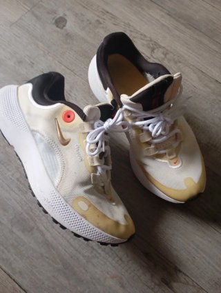 Nike Beige/Blanco Zapatillas Deportivas