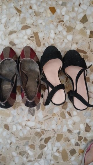 Zapatos de tacón negros y multicolor