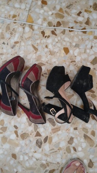Zapatos de tacón negros y multicolor
