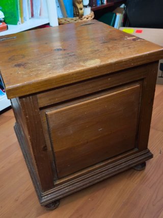 Arcón de madera con tapa.