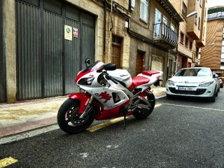 Yamaha R1 1998 Roja y Blanca