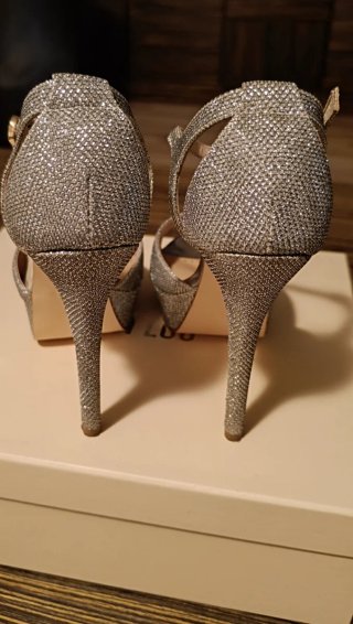 Zapatos de tacón plateados con plataforma
