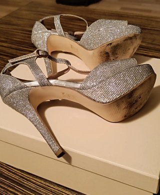 Zapatos de tacón plateados con plataforma