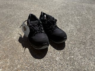 Zapatos de trabajo negros talla 40 sin estrenar