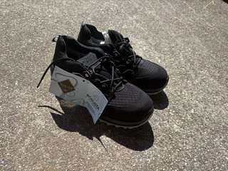Zapatos de trabajo negros talla 40 sin estrenar