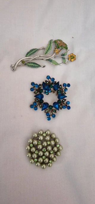 Broche floral y de pedrería