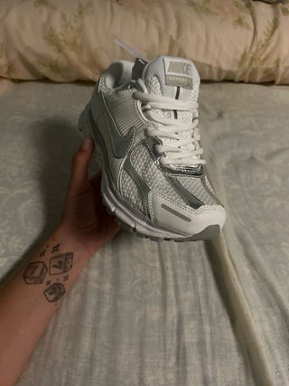 Nike Vomero Mujer Plata y Blanco