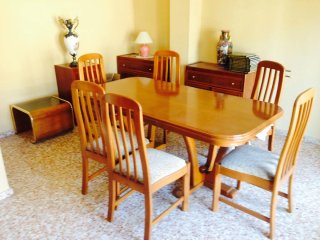 Mueble de comedor, mesa y sillas