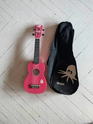 Ukelele infantil rosa con funda
