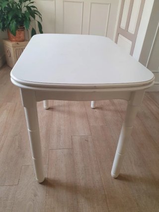 Mesa de cocina blanca con 2 cajones
