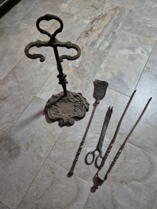 Juego de chimenea antiguo de hierro fundido