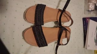 Sandalias planas negras y beige