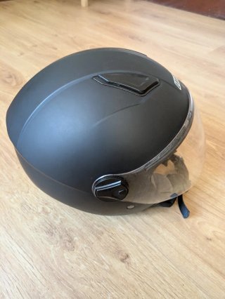 Casco de moto negro con visera