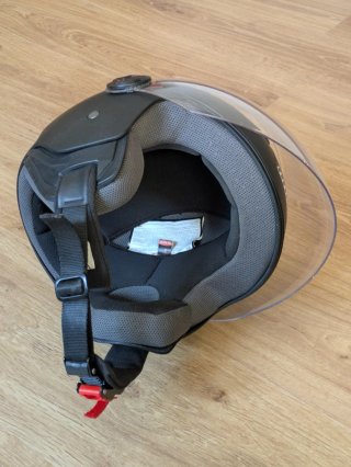 Casco de moto negro con visera