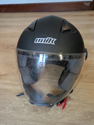 Casco de moto negro con visera
