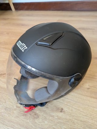 Casco de moto negro con visera