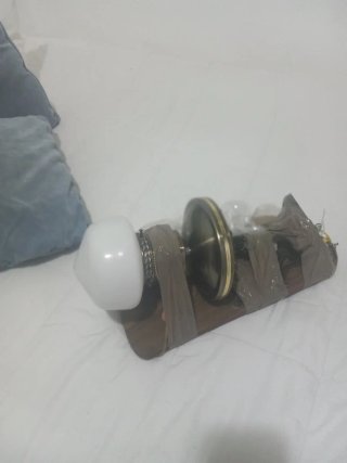 Lámpara de techo dorada y blanca