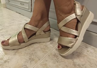 Sandalias doradas de piel y cuña