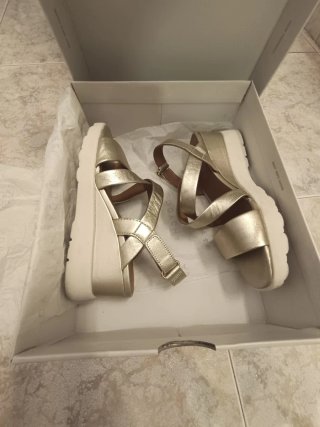 Sandalias doradas de piel y cuña