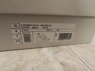 Sandalias doradas de piel y cuña