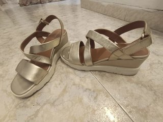 Sandalias doradas de piel y cuña