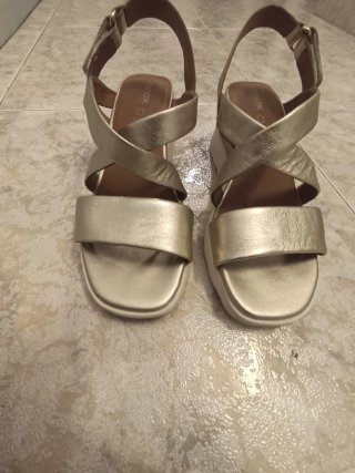 Sandalias doradas de piel y cuña