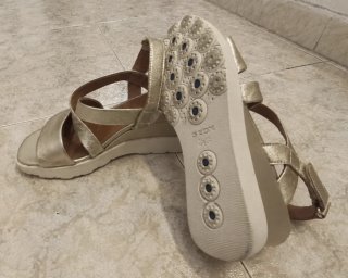 Sandalias doradas de piel y cuña