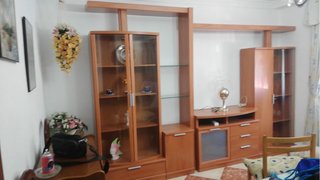 Mueble de salón de madera y cristal