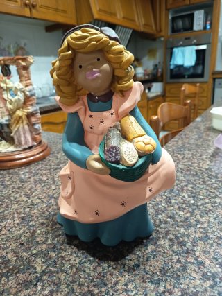Estatua, figura cerámica mujer con pan y embutidos