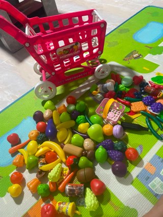 Carrito de compras con frutas y verduras