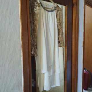 Vestido de fiesta blanco y dorado