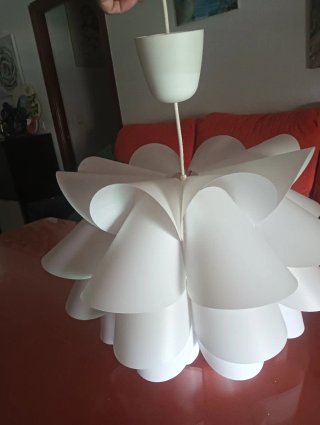 Lámpara colgante plateada y blanca