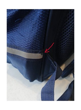 Mochila escolar azul con balón de fútbol