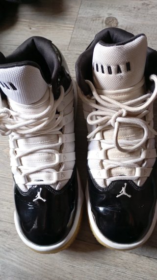 Jordan 11 Retro Negro Blanco