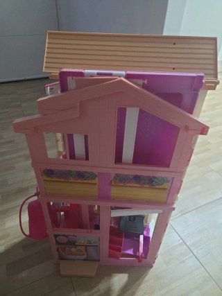 Casa Barbie con tobogán y columpio