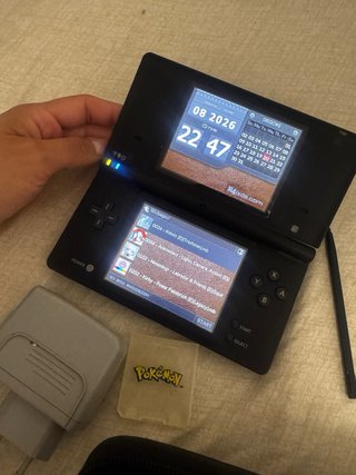 Nintendo DS con cargador y funda Pokémon