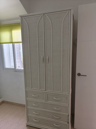 Armario de ratán beige y blanco