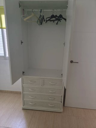 Armario de ratán beige y blanco