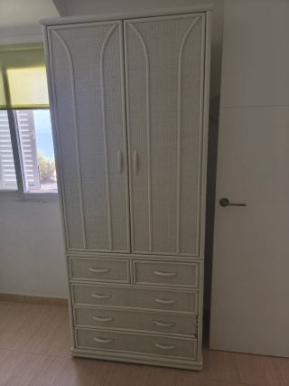 Armario de ratán beige y blanco
