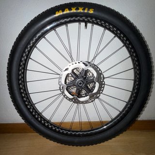 Llanta Maxxis con disco de freno. Llantas nuevas.