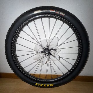 Llanta Maxxis con disco de freno. Llantas nuevas.