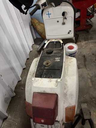 Vespa Blanca Scooter Clásica