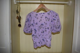 Blusa Stradivarius floral lila Talla S