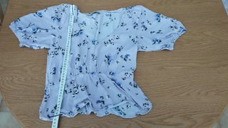 Blusa Stradivarius floral lila Talla S
