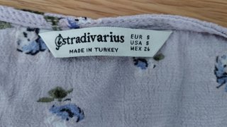 Blusa Stradivarius floral lila Talla S