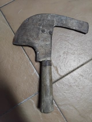 Podón antiguo con hacha