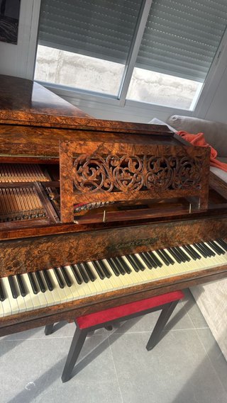 Piano de cola antiguo