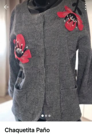 Chaqueta de paño con flores rojas