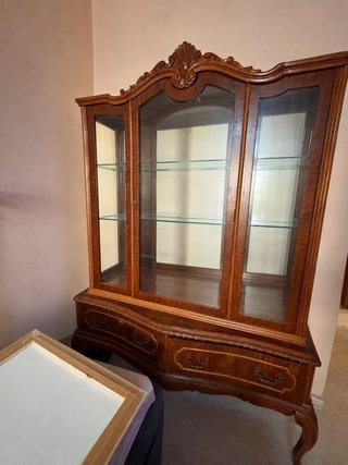 Vitrina antigua de madera y cristal