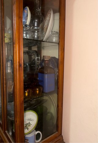 Vitrina antigua de madera y cristal